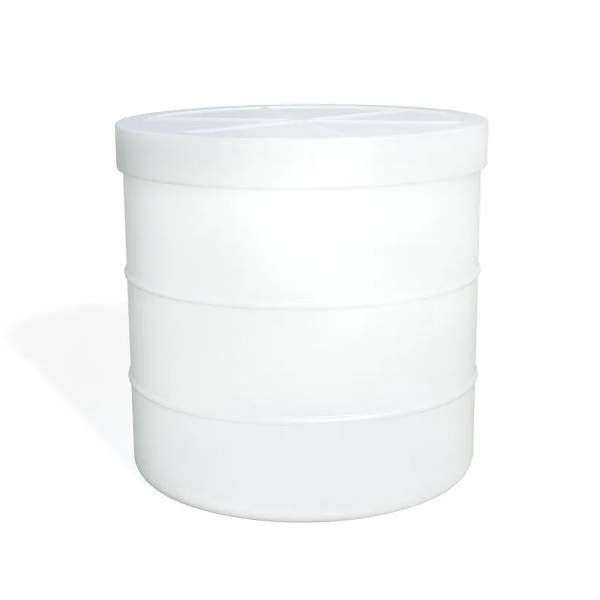 Depósito de fundo inclinado para armazenamento e escoamento de líquidos